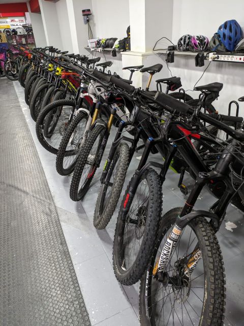 Granada Highlights by E-Bike: Albaicín & Sacromonte - Plaza Larga and the Arc of Elvira: street-level Granada