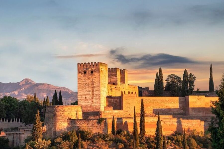 Granada: Private custom tour with a local guide - Why a private guide matters in Granada’s street maze