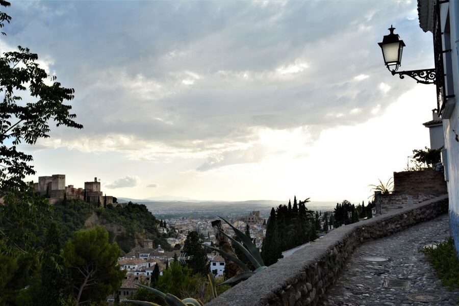 Granada: Private Tour of Albaicín, Sacromonte and Viewpoints - Paseo de los Tristes to Sacromonte: where the stories shift