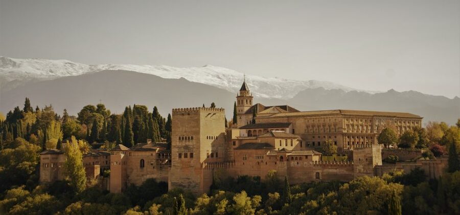 Granada: Private Tour of Albaicín, Sacromonte and Viewpoints - Meeting at Plaza Nueva and starting the walk the right way