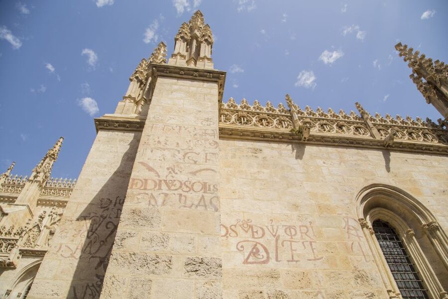 Granada: Royal Chapel and Historical Center Walking Tour - Alcaicería market lanes for silks, spices, and narrow streets