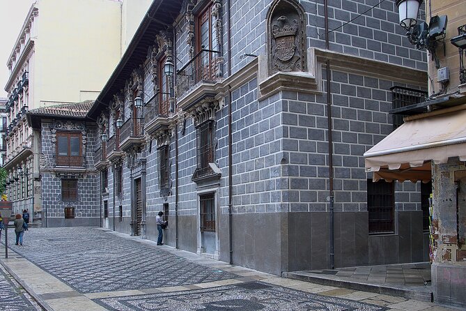 Granada: Royal Chapel guided walking tour - Entering the Royal Chapel: Mausoleums, Marble, and Power After Conquest