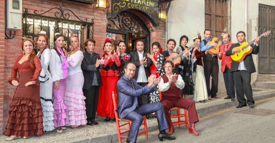 Granada: Sacromonte Caves Flamenco Show with Dinner - Meeting At Cuevas Los Tarantos: What To Do First
