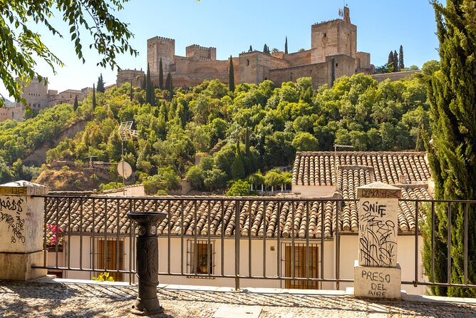 Granada Scavenger Hunt and Sights Self-Guided Tour - Alcaicería, The Great Bazaar stop for creative photo moments
