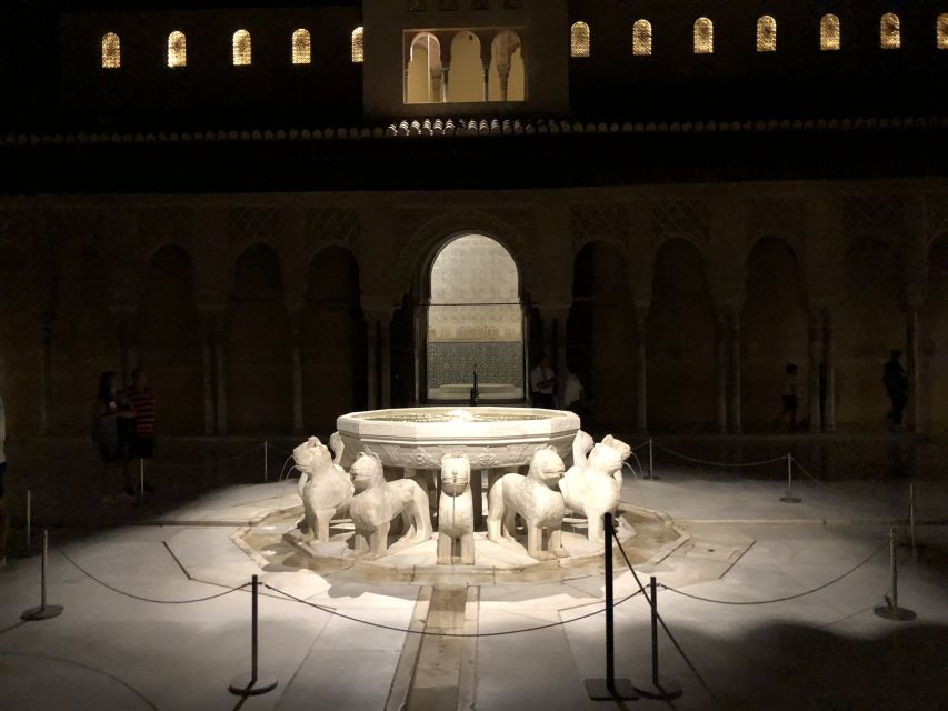 Granada: The Alhambra and Nasrid Palaces Guided Night Tour - Nightfall at the Alhambra: what changes when lights come on