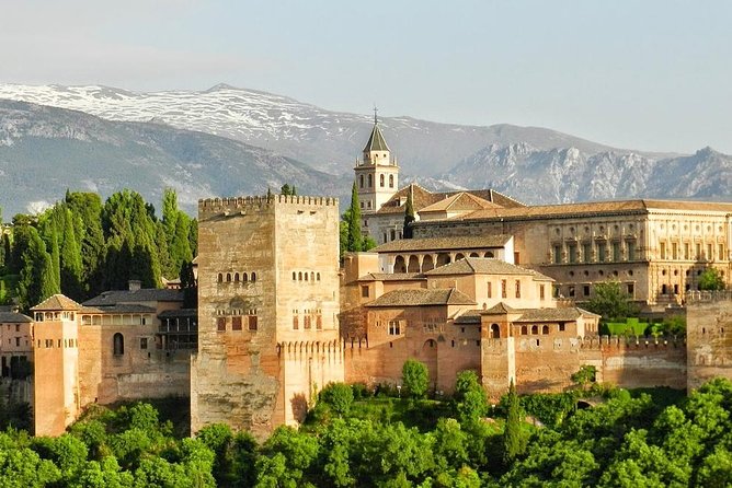 Group tour: the Alhambra of Granada - How the Guide Shapes the Whole Experience (Jamie Included)