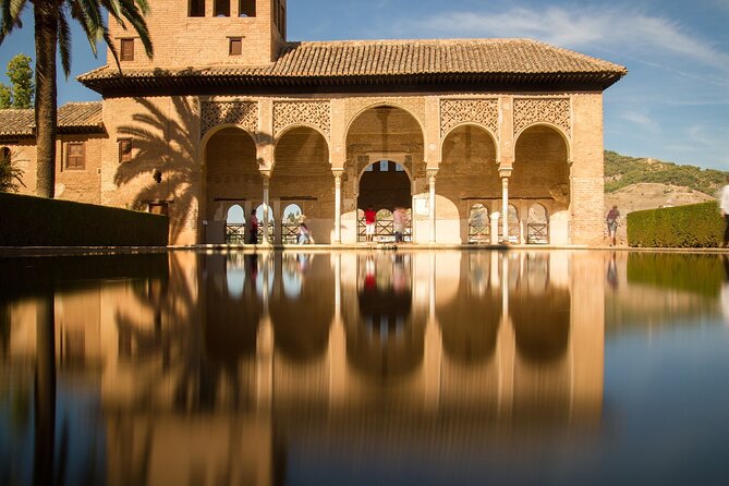 Guided Tour Alhambra, Generalife and Alcazaba without Nasrid Palaces - Carlos V Palace in 15 minutes: a Renaissance counterpoint inside the complex