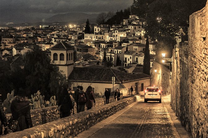 Guided tour Granada Unexplained - Why Granada’s night streets match the story