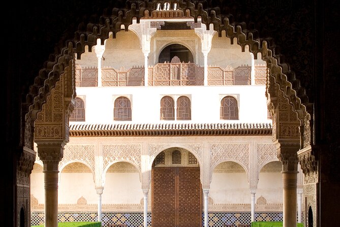 Guided tour of La Alhambra with tickets included - The guide factor: official stories in Spanish and English