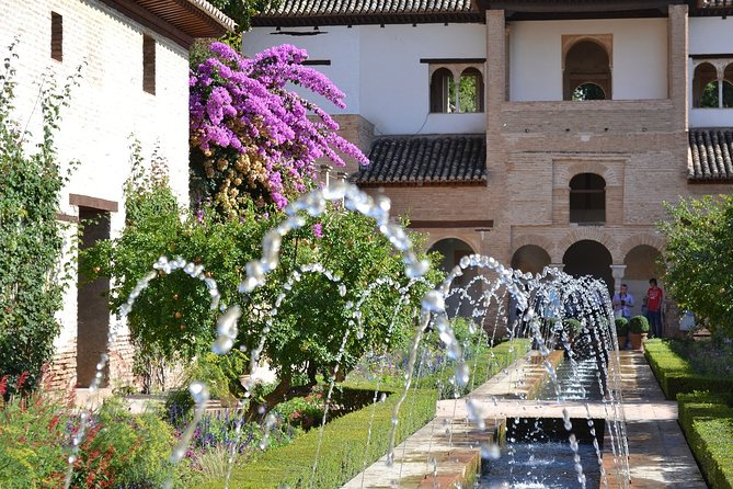 Guided tour of the Alhambra: Generalife and its gardens - Entering the UNESCO complex without losing half your day to lines