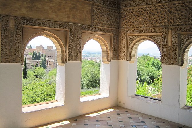 Guided tour of the Alhambra: Generalife and its gardens - Alcazaba: fortress layers, early references, and a defensive mind-set