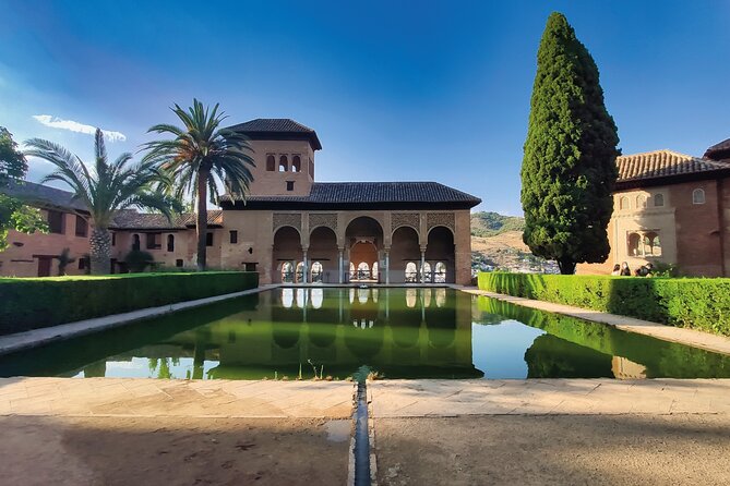 Guided visit to the Alhambra, Nasrid Palaces and Generalife - Nasrid Palaces: Comares, Mexuar, Patio de los Arrayanes, and the Lions Courtyard