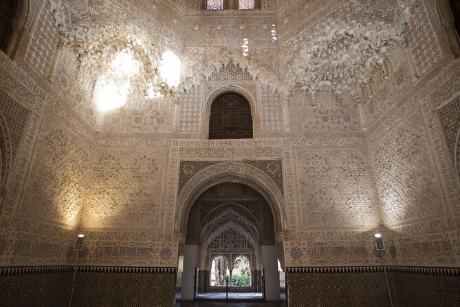 Guided Walking Tour of the Alhambra in Granada - Stop 2, Nasrid Palaces and the Patio de los Leones moment