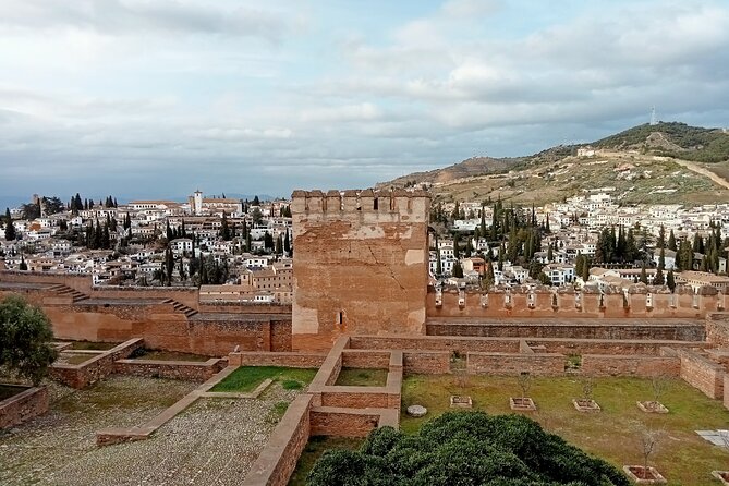 Guided Walking Tour with Panoramic Views and Terraces of Granada - What to expect on the ground: timing, weather, and comfort
