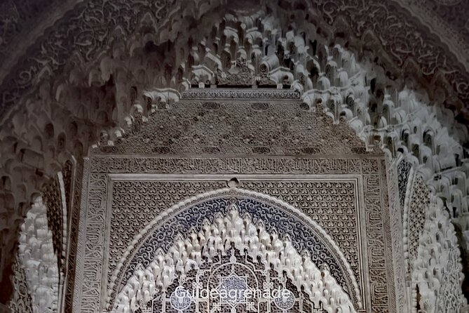 Night Tour of Alhambra and the Nasrid Palaces - English guide experience with a small group