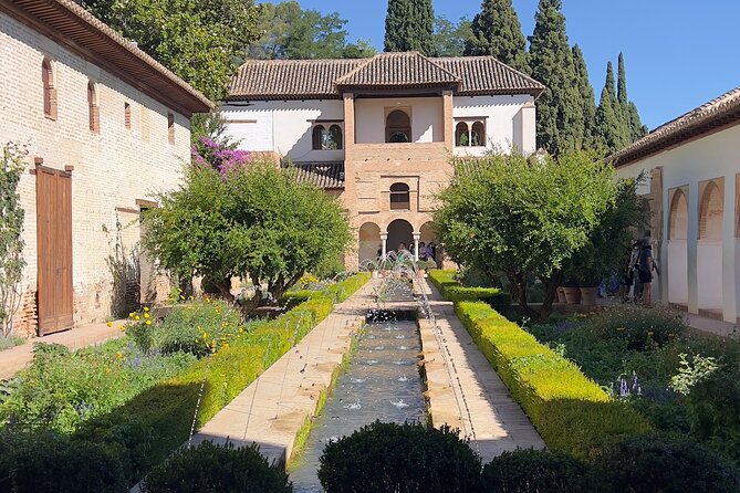 Private excursion to the Alhambra and Generalife - Medina pass-through: where court life depended on workers