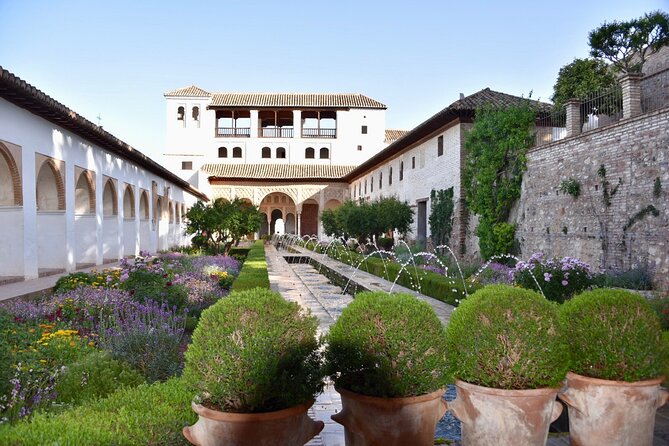 Private Night Tour of the Alhambra in Granada (includes tickets) - Nasrid Palaces at night: what you are actually looking for