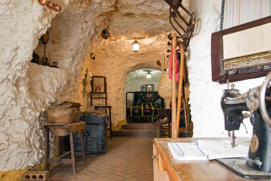 Sacromonte Caves Museum Admission Ticket - Getting to Barranco de los Negros: Bus C2 and the Hill Reality
