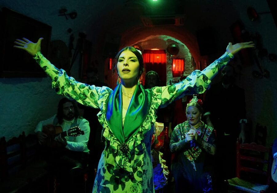 Sacromonte: Flamenco Show at Cuevas Los Tarantos Tickets - Getting there and checking in at the main entrance
