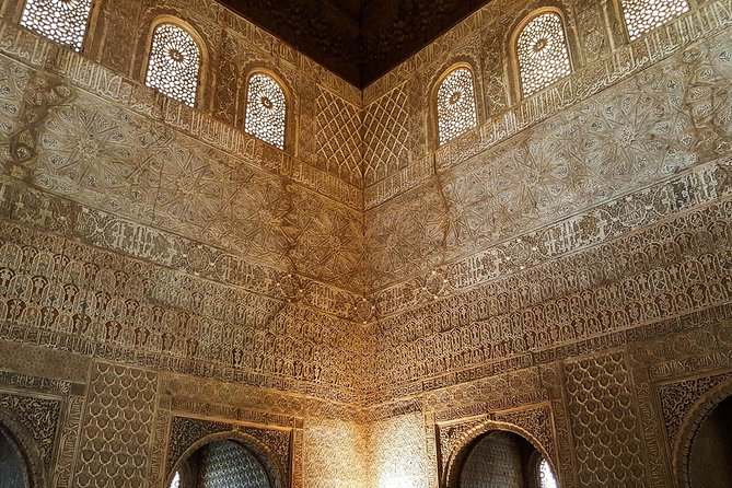 Skip the line: Alhambra Palace and Generalife Gardens Private Guided Tour - Charles V: a Renaissance palace in Moorish surroundings