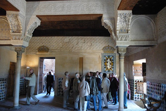 Skip the line: Alhambra Palace and Generalife Gardens Private Guided Tour - Generalife Gardens: an old Moorish summer residence walk