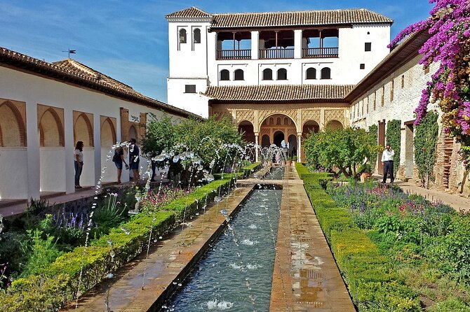 Walking tour in Alhambra, Nasrid Palaces and Generalife - The Alhambra in 3 hours: what this walking route really covers